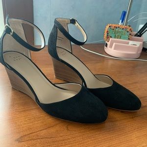 NEVER WORN Black Sandals with a heel